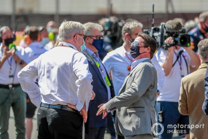 Ross Brawn, Director General de Motorsports, en la parrilla con los invitados