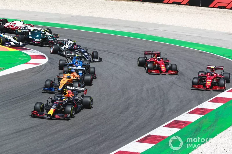 Sergio Perez, Red Bull Racing RB16B, Lando Norris, McLaren MCL35M, Esteban Ocon, Alpine A521, Carlos Sainz Jr., Ferrari SF21, Charles Leclerc, Ferrari SF21, e Pierre Gasly, AlphaTauri AT02, alla ripartenza