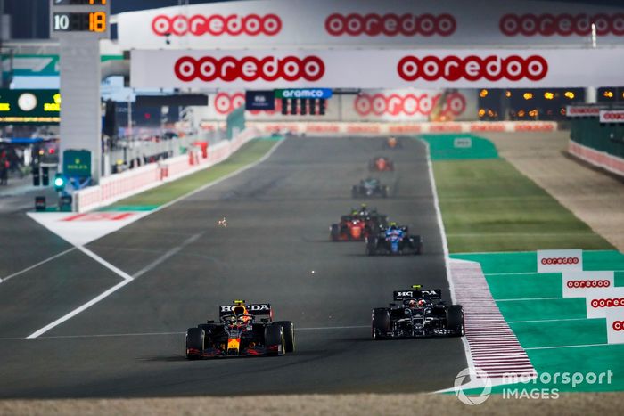 Sergio Pérez, Red Bull Racing RB16B, Pierre Gasly, AlphaTauri AT02