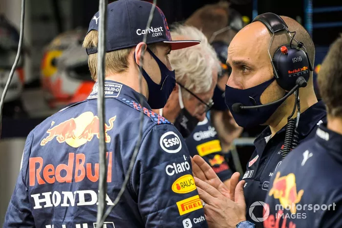Max Verstappen, Red Bull Racing, en el garaje
