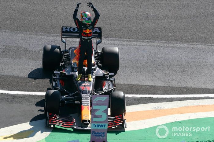 Tercer Lugar Sergio Pérez, Red Bull Racing RB16B, saluda a los aficionados al final de la carrera