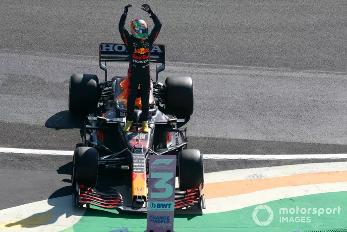 Tercer Lugar Sergio Pérez, Red Bull Racing RB16B, saluda a los aficionados al final de la carrera