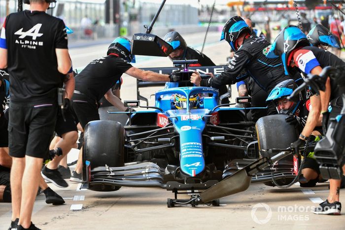 Fernando Alonso, Alpine A521, en boxes