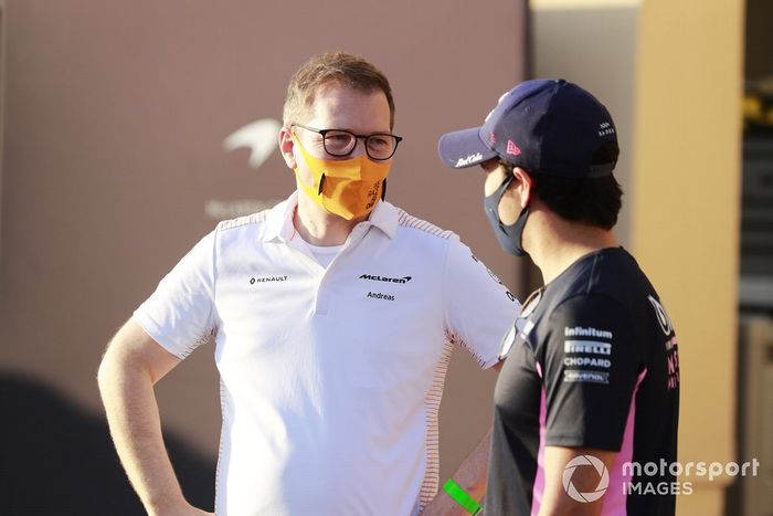 Andreas Seidl, director del equipo, McLaren y Sergio Pérez, Racing Point.