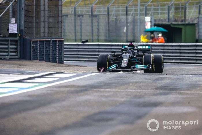 Lewis Hamilton, Mercedes W12, entra en boxes con el alerón delantero roto