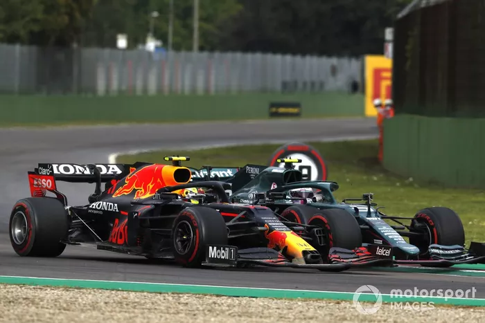 Sergio Perez, Red Bull Racing RB16B, Sebastian Vettel, Aston Martin AMR21
