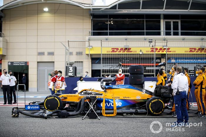 Daniel Ricciardo, McLaren MCL35M, sulla griglia di partenza