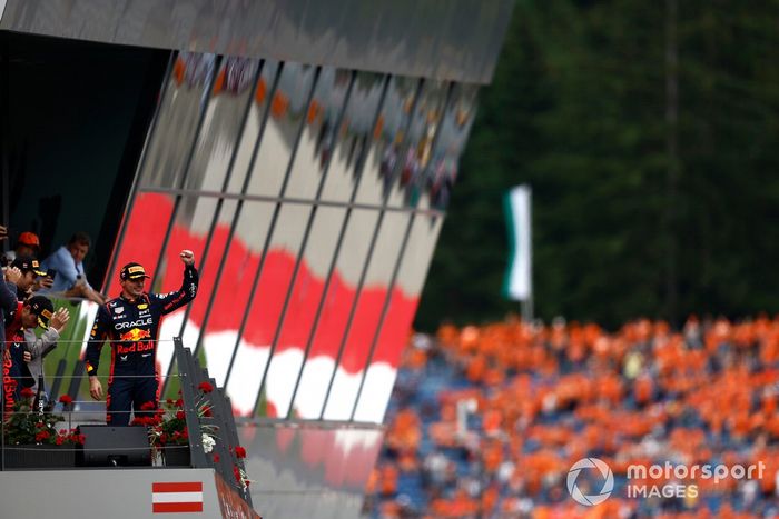 Max Verstappen, Red Bull Racing, 1ª posición, llega al podio