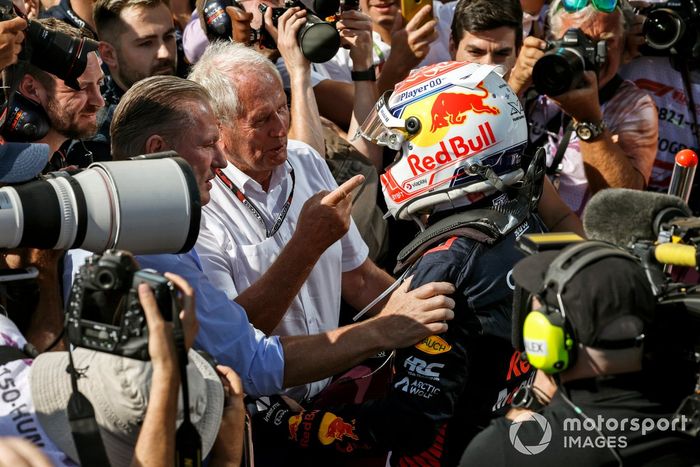 Max Verstappen, Red Bull Racing, 1ª posición, con Jos Verstappen y Helmut Marko, Consultor, Red Bull Racing, en Parc Ferme