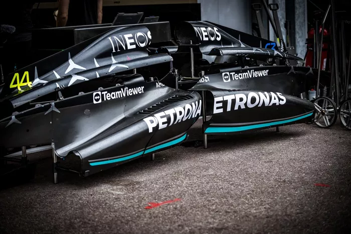 Mercedes W14: Motorhauben