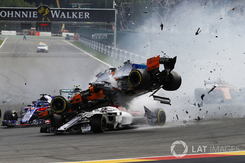 Fernando Alonso, McLaren MCL33, vuela sobre Charles Leclerc, Sauber C37, despues del contacto de Nico Hulkenberg, Renault Sport F1 Team R.S. 18, en la salida