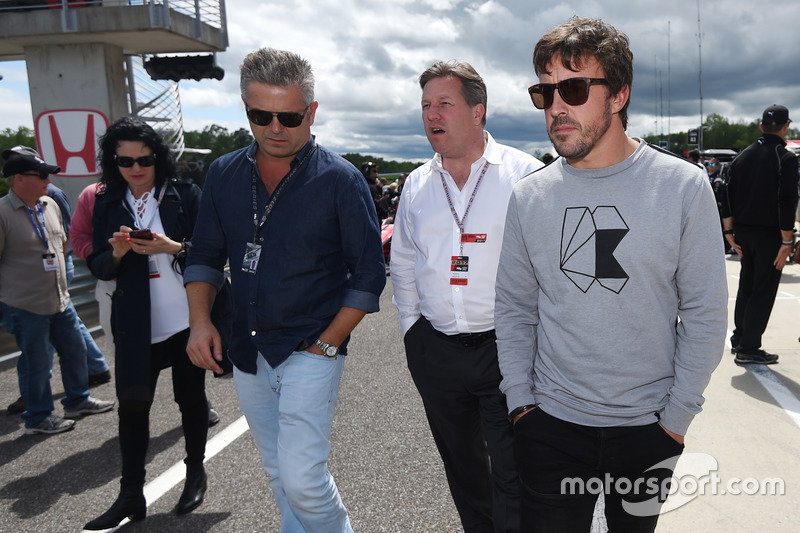 Gil de Ferran, Zak Brown, McLaren CEO, Fernando Alonso on the grid