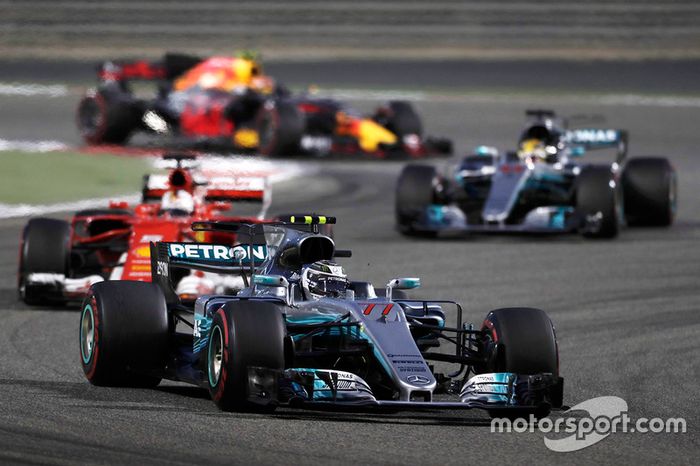 Valtteri Bottas, Mercedes AMG F1 W08, lidera a Sebastian Vettel, Ferrari SF70H, y Lewis Hamilton, Mercedes AMG F1 W08, Max Verstappen, Red Bull Racing RB13