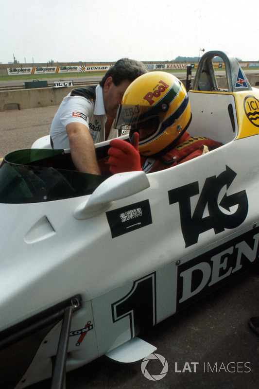 Ayrton Senna, ilk Williams FW08C testinden önce Williams Takım Menajeri Allan Challis'den talimat alıyor