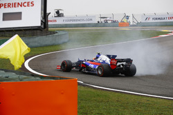 Carlos Sainz Jr., Scuderia Toro Rosso STR12, en tête-à-queue