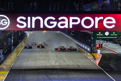 L'incidente di Sebastian Vettel, Ferrari SF70H, Max Verstappen, Red Bull Racing RB13, Kimi Raikkonen, Ferrari SF70H alla partenza