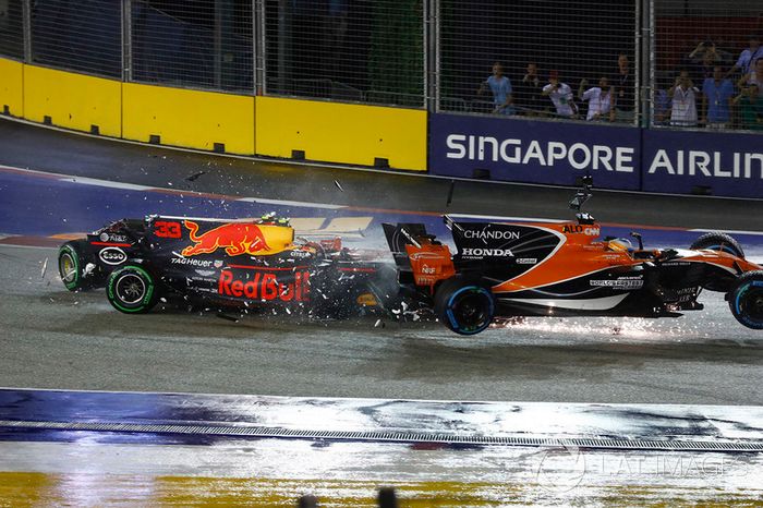 Max Verstappen, Red Bull Racing RB13, Fernando Alonso, McLaren MCL32 Honda crash