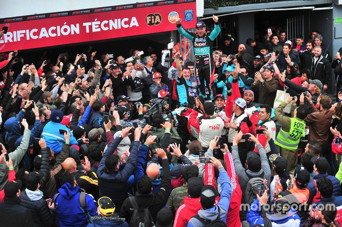 Rubens Barrichello comemora vitória em Buenos Aires