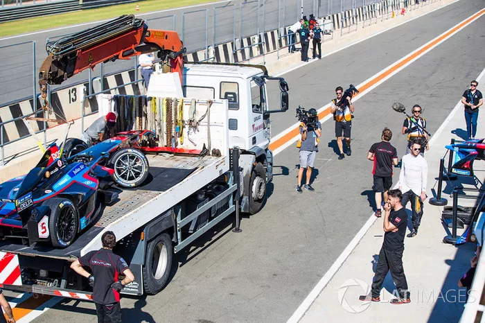 Andre Lotterer, Techeetah inspects the damage to car of  James Rossiter, Venturi Formula E Team