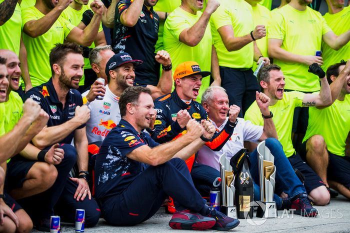 Daniel Ricciardo, Red Bull Racing, Helmut Markko, Red Bull Racing, Max Verstappen, Red Bull Racing, Christian Horner, Red Bull Racing y el equipo