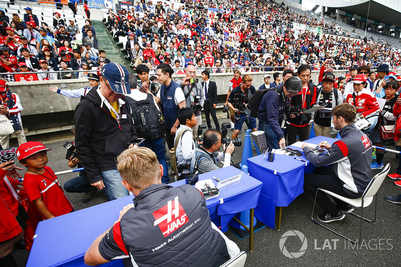 Kevin Magnussen, Haas F1 Team, Romain Grosjean, Haas F1 Team, sign autographs