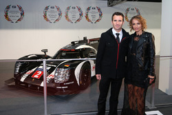 Le champion du monde WEC Romain Dumas, Porsche Team et sa femme Elysia