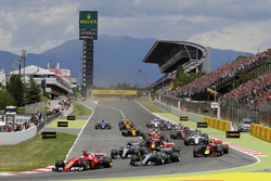 Sebastian Vettel, Ferrari SF70H, Lewis Hamilton, Mercedes AMG F1 W08, in the first corner at the start