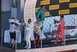 Подіум: переможець Льюіс Хемілтон, Mercedes AMG F1, друге місце - Себастьян Феттель, Ferrari, третє