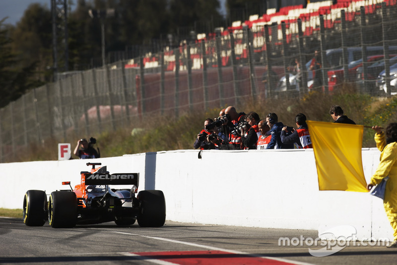 Фотографи знімають McLaren MCL32 наприкінці піт-лейну
