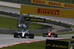 Valtteri Bottas, Mercedes AMG F1 W08, Sebastian Vettel, Ferrari SF70H