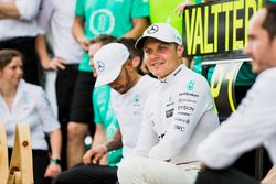 Ganador, Valtteri Bottas, Mercedes AMG F1, celebra con Lewis Hamilton, Mercedes AMG F1, the Mercedes