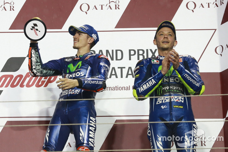 Podium: ganador, Maverick Viñales, Yamaha Factory Racing; tercero, Valentino Rossi, Yamaha Factory R