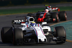 Felipe Massa, Williams FW40, devant Kevin Magnussen, Haas F1 Team VF-17