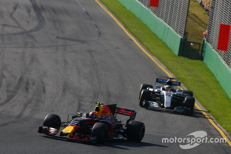 Max Verstappen, Red Bull Racing, RB13; Lewis Hamilton, Mercedes AMG F1, W08