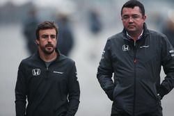 Fernando Alonso, McLaren, con Eric Boullier, Racing Director, McLaren