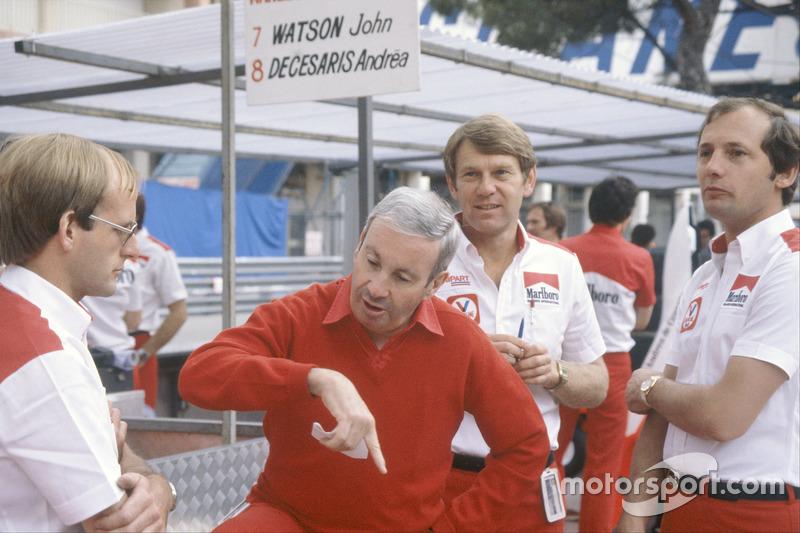 Teddy Mayer (centre), Tyler Alexander and Ron Dennis in the pits