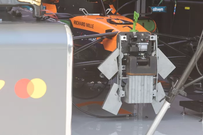 ماكلارين MCL40، التفاصيل الفنية