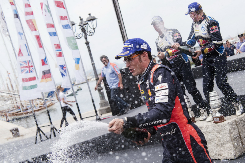 Thierry Neuville, Nicolas Gilsoul, Hyundai i20 WRC, Hyundai Motorsport celebrates podium