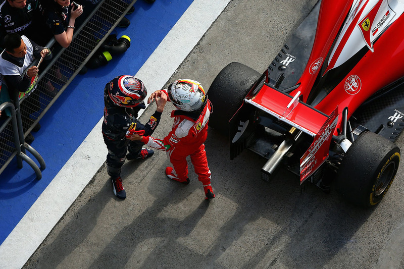 Sebastian Vettel, Ferrari und Daniil Kvyat, Red Bull Racing in parc ferme