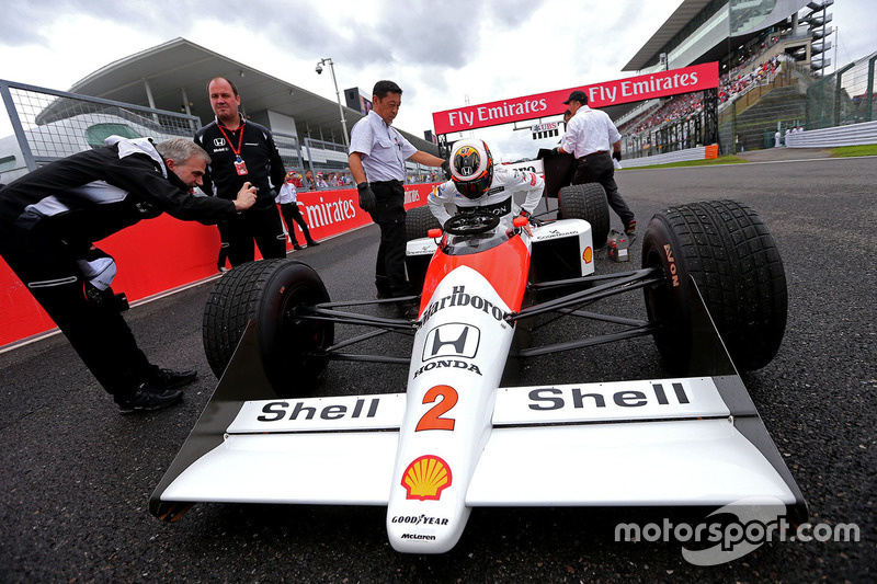 Stoffel Vandoorne,tercer piloto, McLaren F1 Team conduce el 1989 McLaren MP4/5 de  Alain Prost