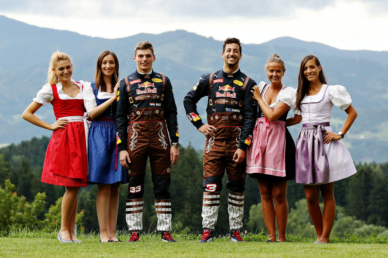 Daniel Ricciardo, Red Bull Racing, et Max Verstappen, Red Bull Racing avec des Formula Una Girls
