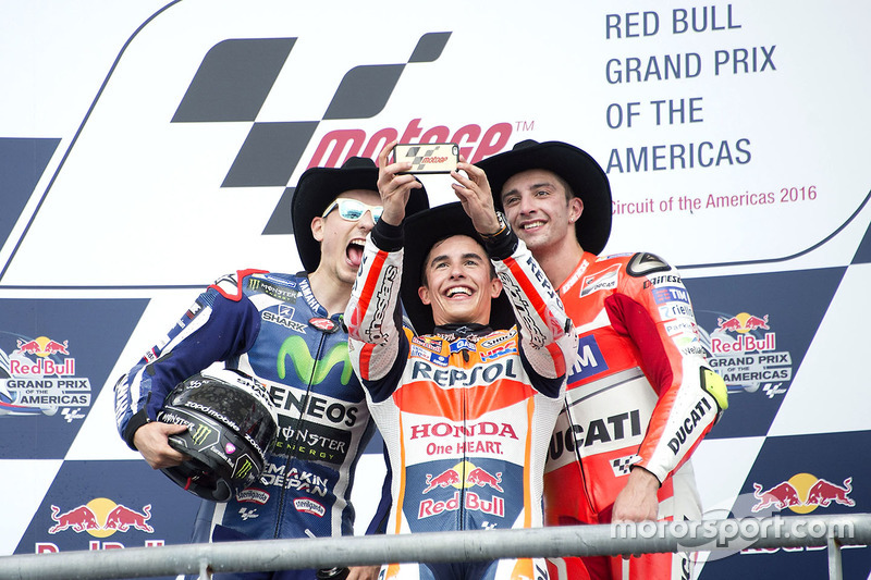 Podio: Carrera ganador Marc Márquez, del equipo Repsol Honda, Honda; segundo lugar Movistar Yamaha MotoGP, Jorge Lorenzo, Yamaha; tercer lugar Andrea Iannone, el equipo de Ducati, Ducati