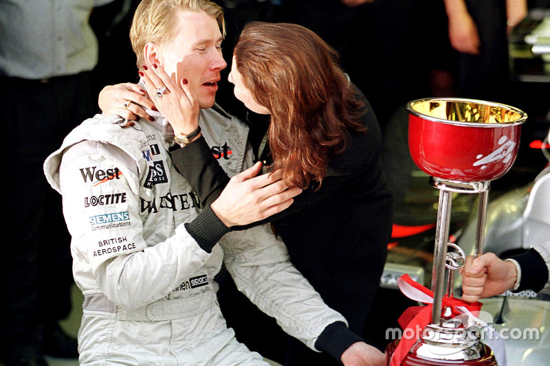 Mika Hakkinen, McLaren besa a su esposa Erja después de ganar el Campeonato Mundial de Fórmula uno