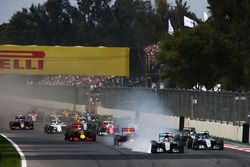 Lewis Hamilton, Mercedes AMG F1 W07 Hybrid locks up under braking as he leads at the start of the race