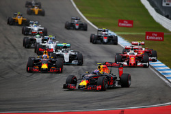 Daniel Ricciardo, Red Bull Racing RB12 y Max Verstappen, Red Bull Racing RB12 al inicio de la carrer