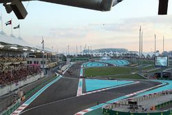 Valtteri Bottas, Mercedes-Benz F1 W08  leads at the start of the race as Kevin Magnussen, Haas F1 Te
