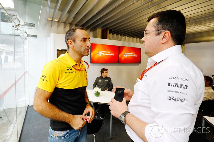 Cyril Abiteboul y Eric Boullier con Fernando Alonso al fondo