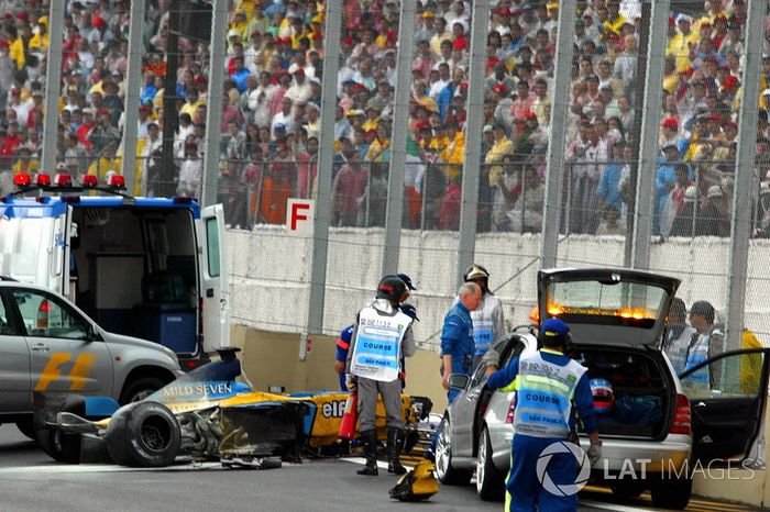 Caos no GP do Brasil de 2003 com acidentes de Webber e Alonso