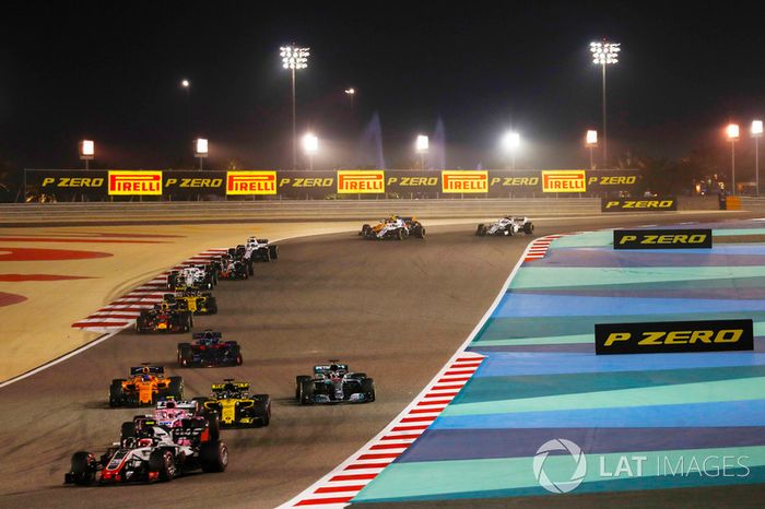 Kevin Magnussen, Haas F1 Team VF-18 Ferrari, precede Esteban Ocon, Force India VJM11 Mercedes, Nico Hulkenberg, Renault Sport F1 Team R.S. 18, Lewis Hamilton, Mercedes AMG F1 W09, Fernando Alonso, McLaren MCL33 Renault, e il resto del gruppo
