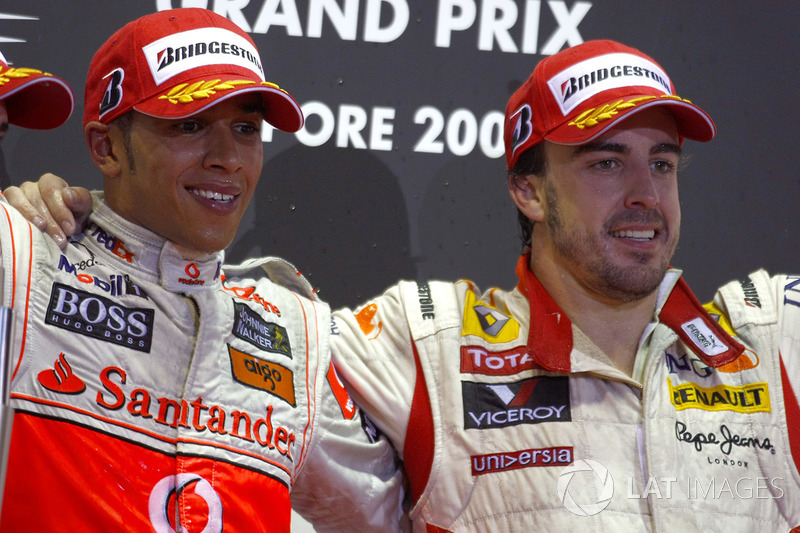 Lewis Hamilton, McLaren MP4-24 Mercedes en Fernando Alonso, Renault R29 op het podium